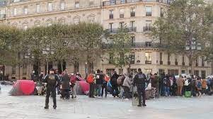 پلیس فرانسه کمپ بی خانمان ها را در مقابل شهرداری پاریس سرکوب کرد