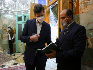 حضور سفارت استرالیا در نمازخانه حضرت معصومه (س) ///استفاده از پیام