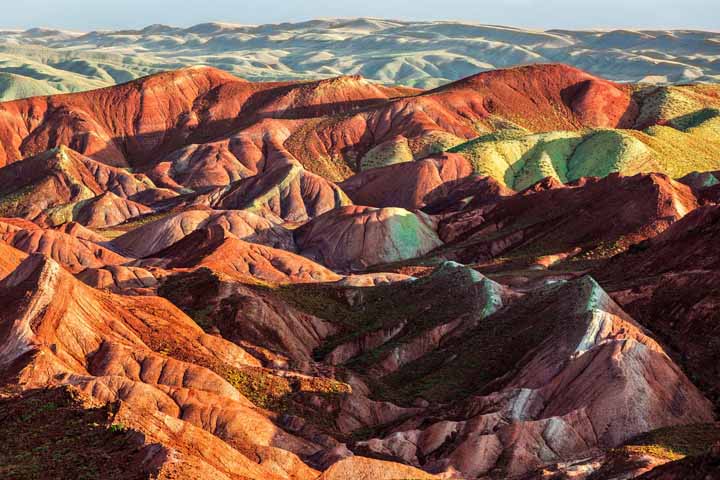 کوه های رنگی در برخی از نقاط جهان وجود دارد و جزو جاذبه‌های استثنایی طبیعی به‌حساب می‌آید