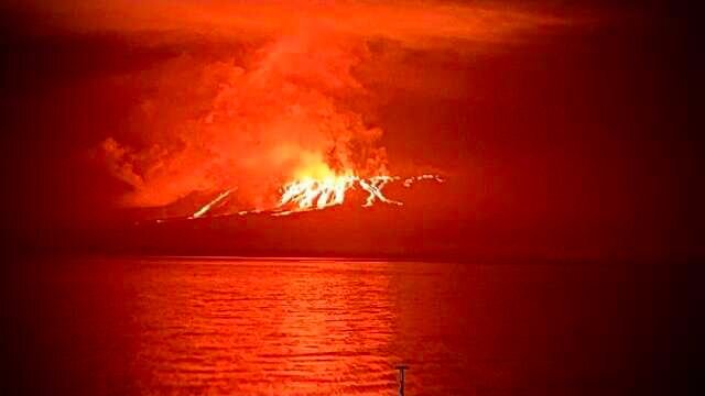 فوران آتشفشان در پارک ملی اکوادور + فیلم